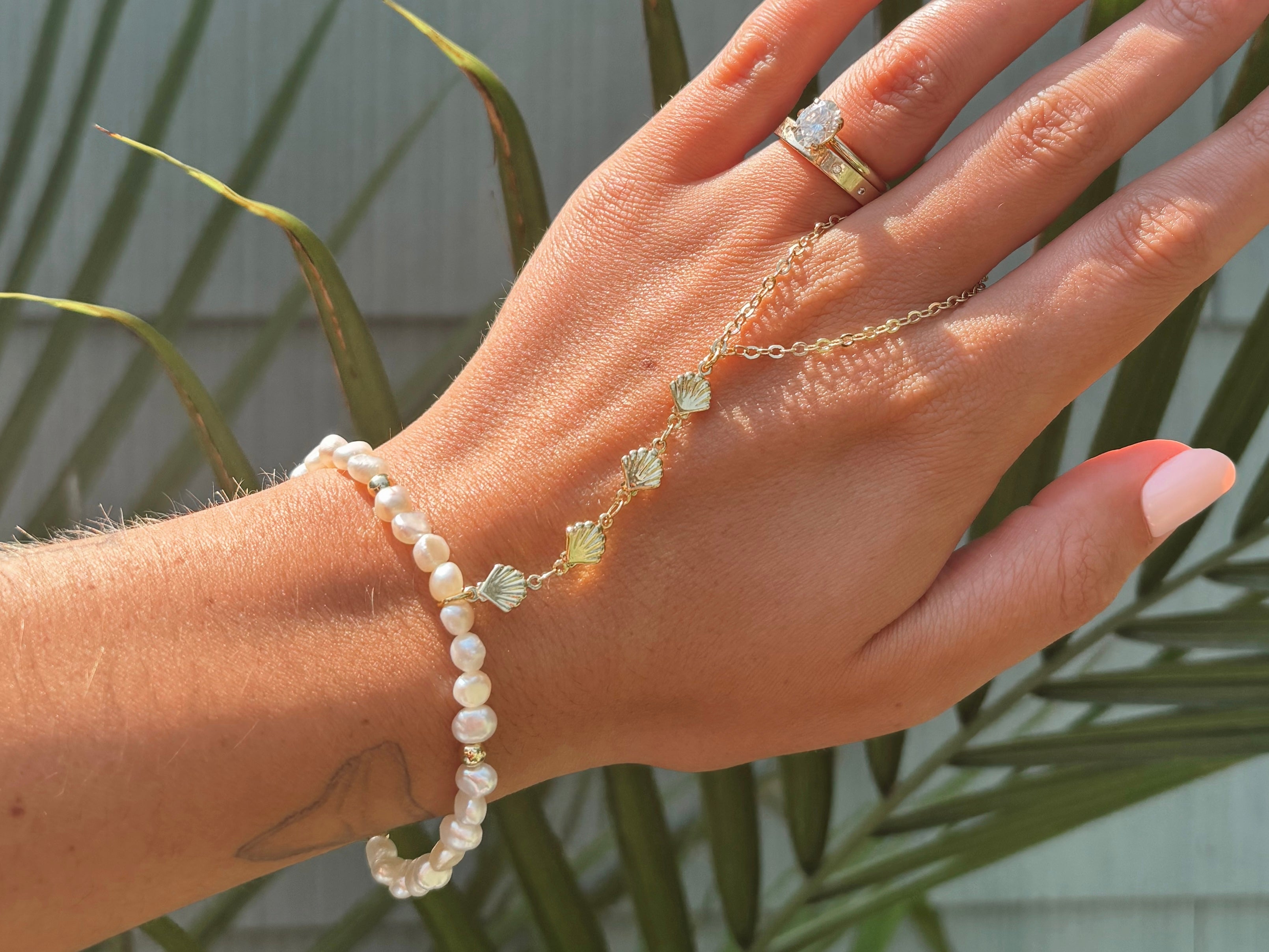 Shelly Hand Chain